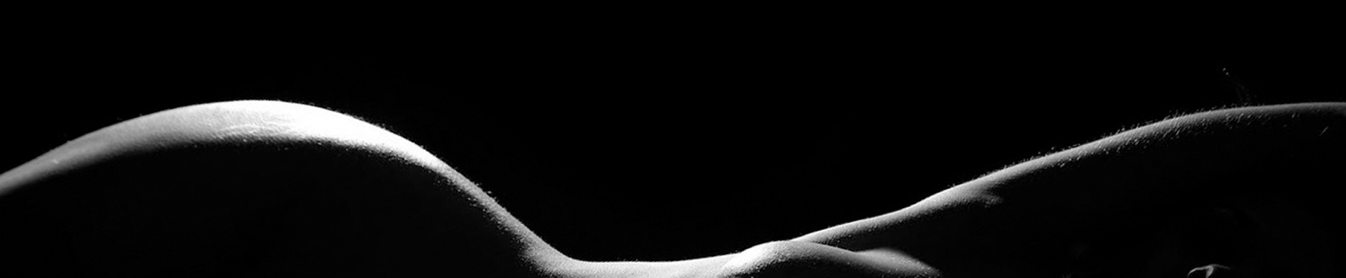 Fundo preto - mulher - interna